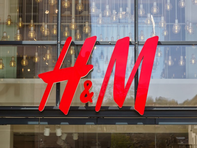 H&M Logo im Frühling 2024