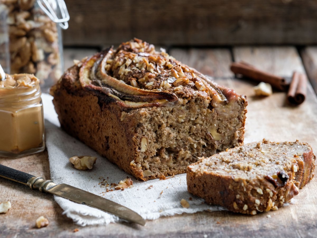 Bananenbrot ohne Zucker mit Walnüssen, daneben Nussmus