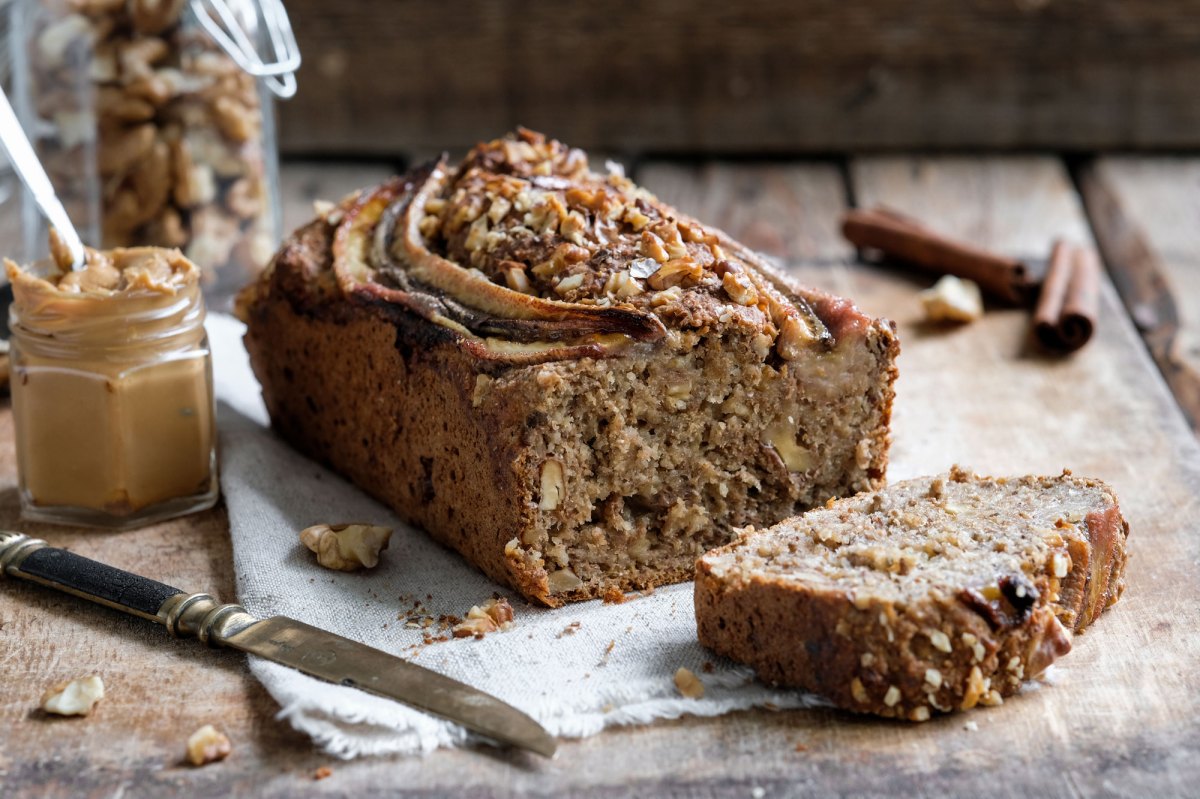 Bananenbrot ohne Zucker mit Walnüssen, daneben Nussmus