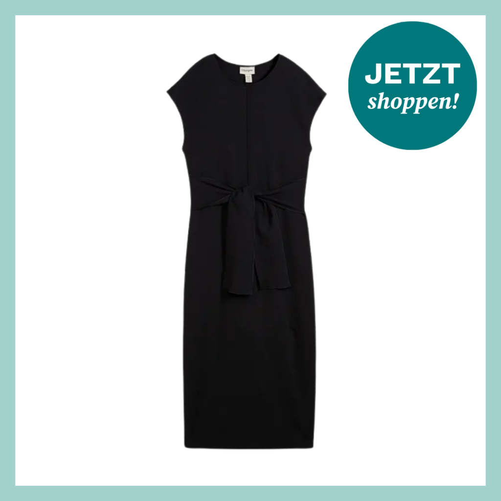 Schwarzes Kleid mit Bindegürtel aus der aktuellen Bonprix-Kollektion.