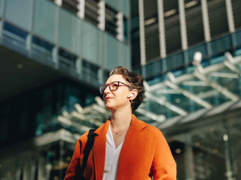Business Women steht vor einem B&uuml;rogeb&auml;ude.
