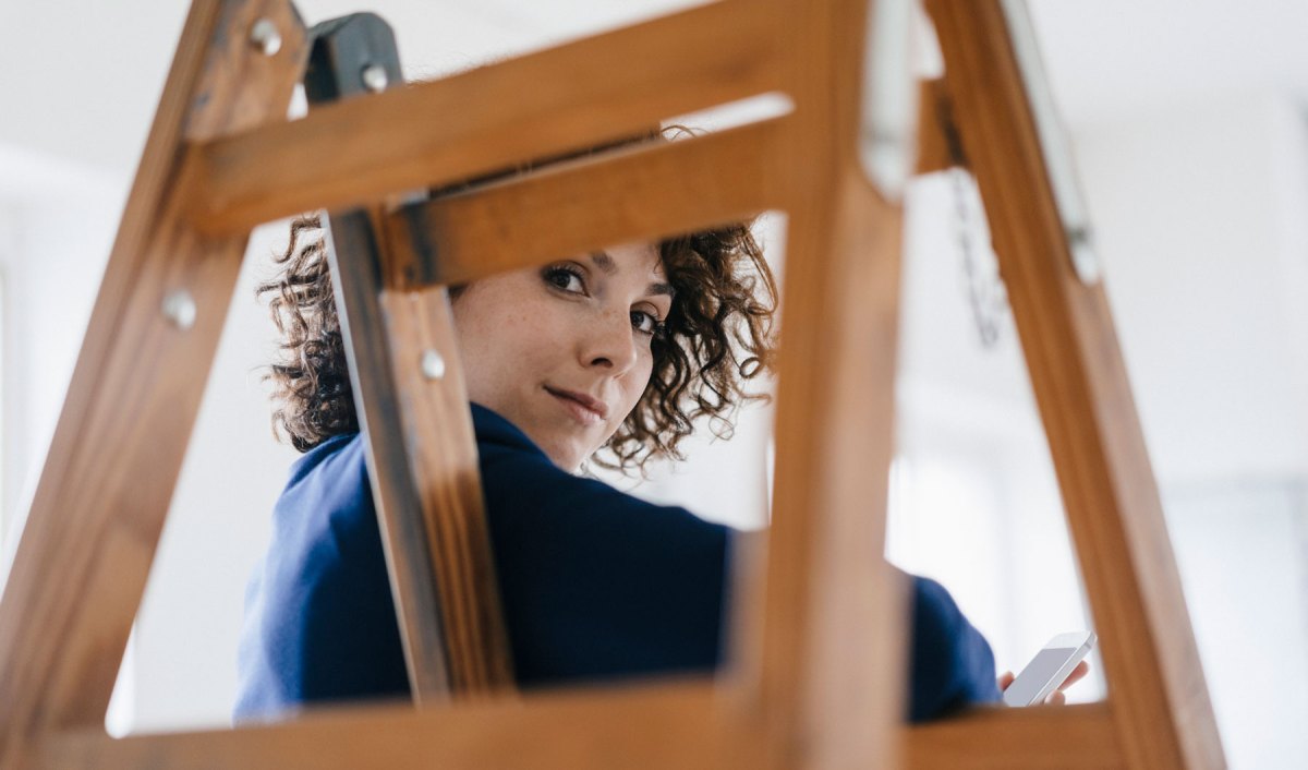 Frau mit Locken schaut in die Kamera