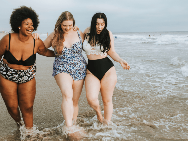 Drei junge Frauen am Strand.
