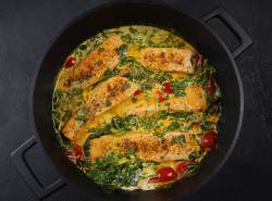 Lachsfilet mit Spinat und Kirschtomaten in Sahnesauce