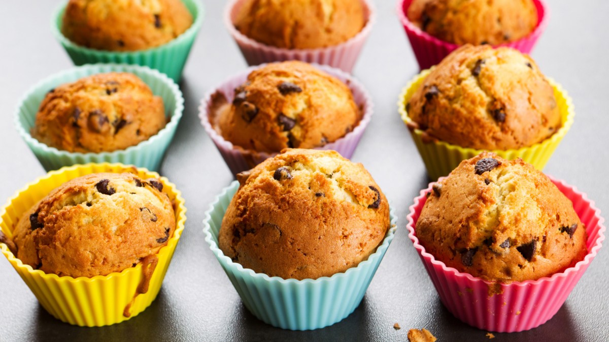 Karamell-Muffins in bunten Förmchen.