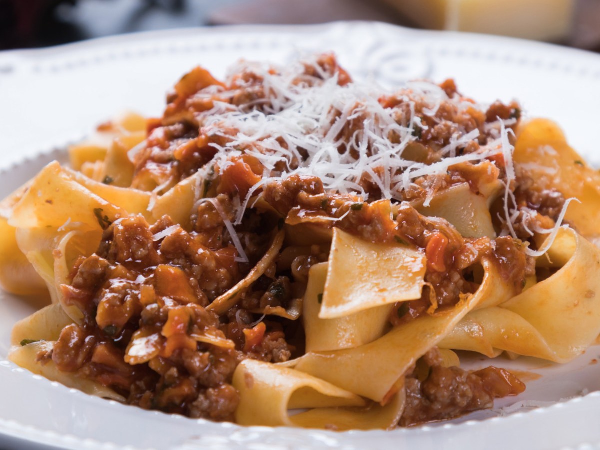 Bolognese mit Tagliatelle auf weißem Teller.