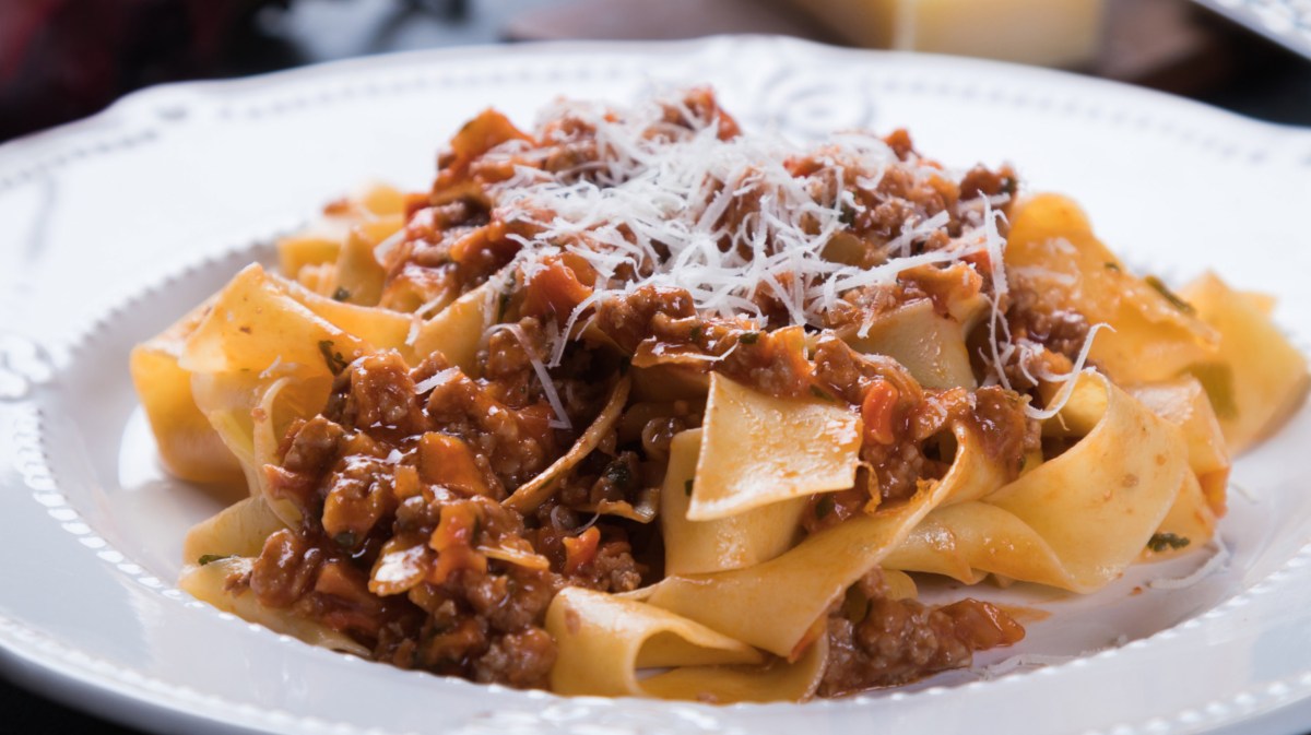 Bolognese mit Tagliatelle auf weißem Teller.