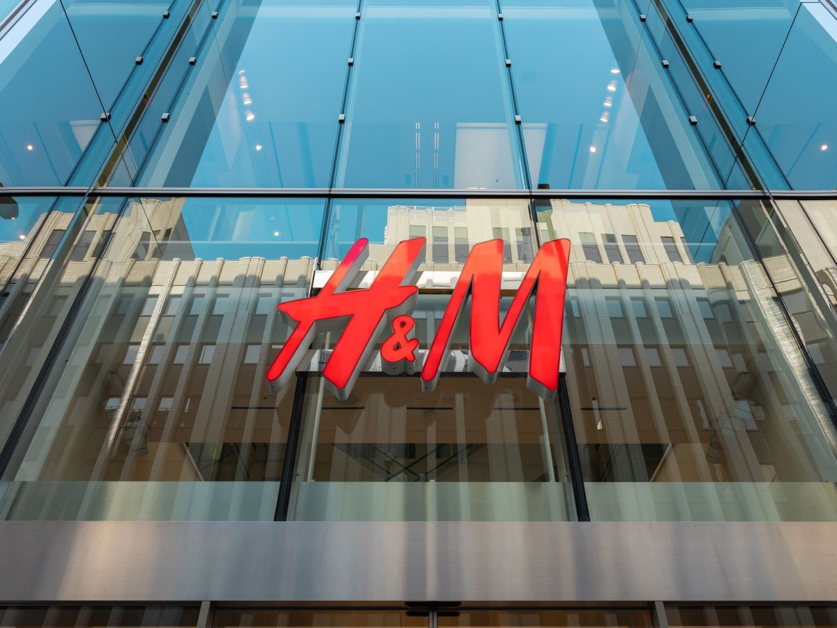 Großer H&M-Store mit rotem Logo