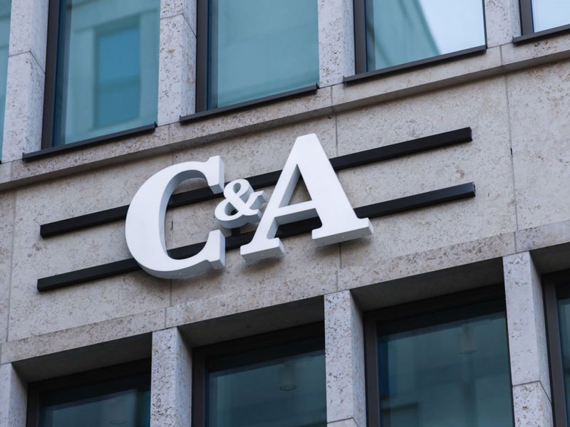 Großes Einkaufsgeschäft mit weißem C&A Logo