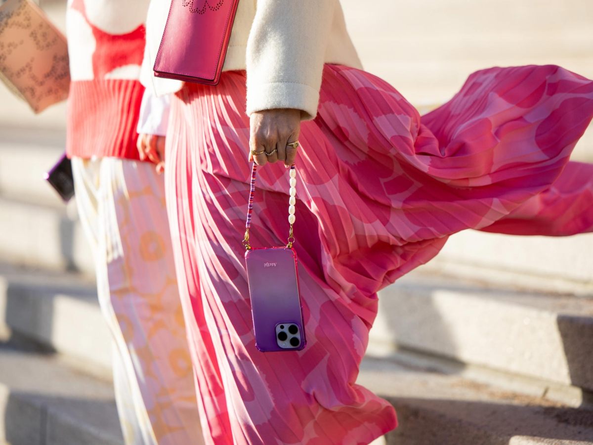 Streetstyle mit pinkem Rock, der im Wind weh