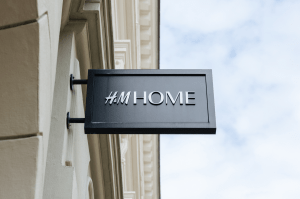 H&M Home Logo auf einem Schild