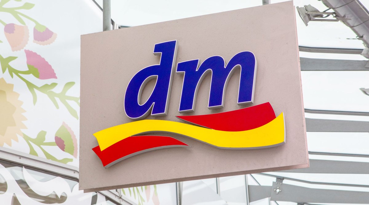 Logo von dm auf Schild
