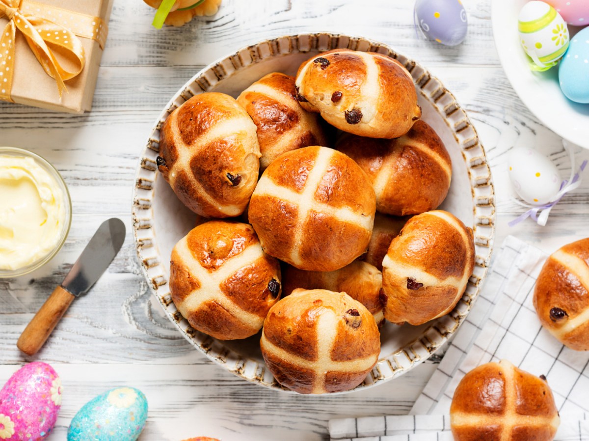 Osterbrötchen auf buntem Ostertisch.