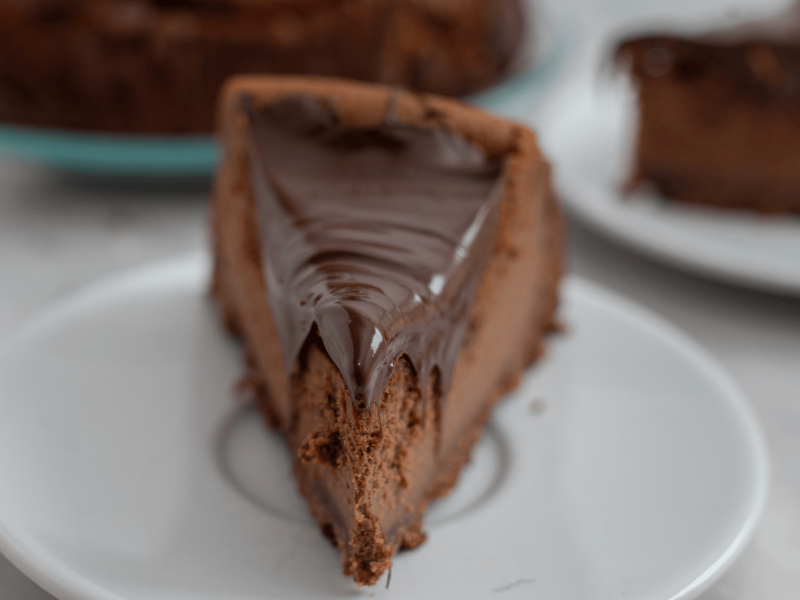 Schoko-K&auml;sekuchen auf einem wei&szlig;en Teller.