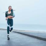 Athletische Frau mit Prothese trainiert an einem tr&uuml;ben Tag