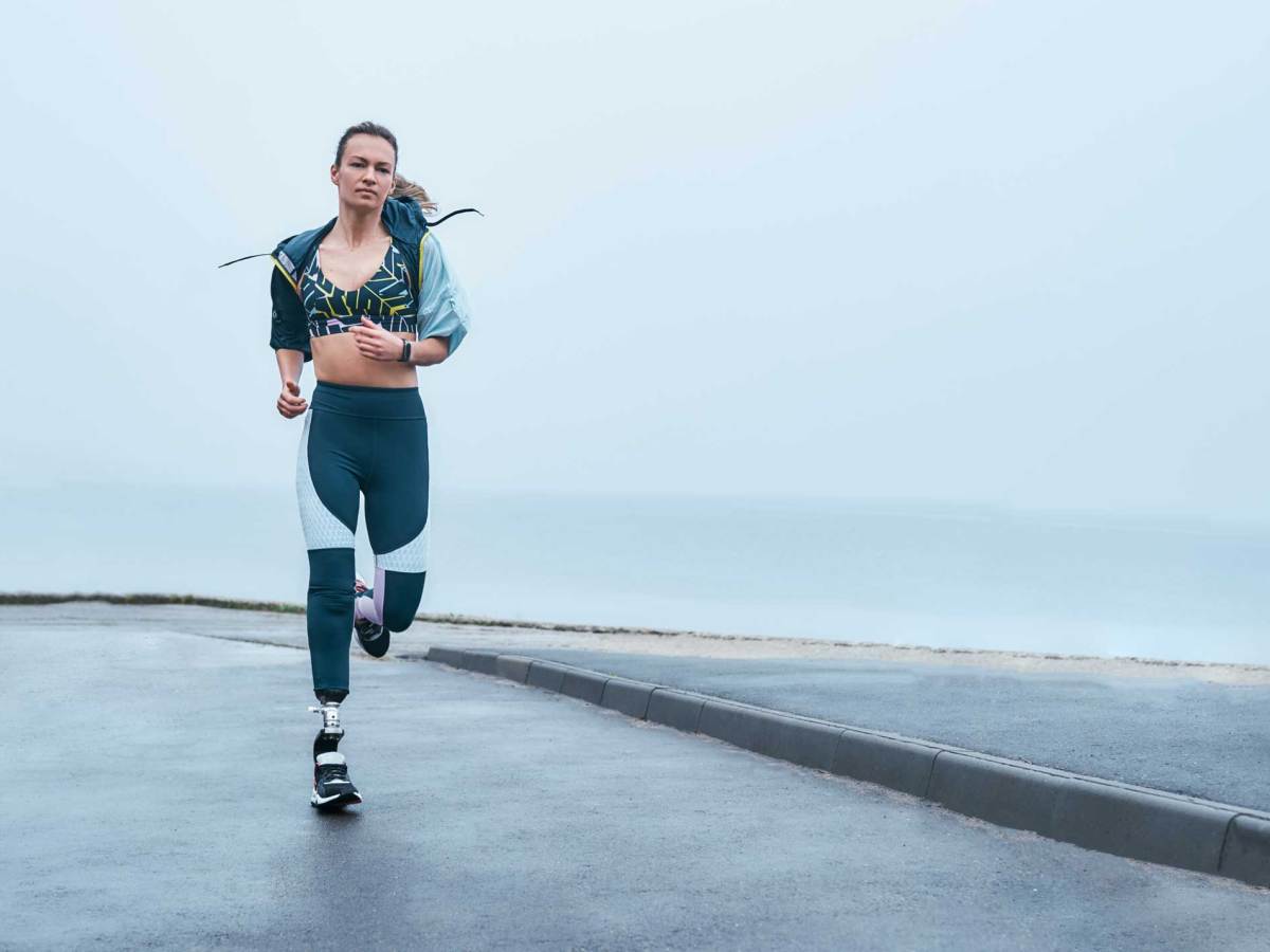 Athletische Frau mit Prothese trainiert an einem tr&uuml;ben Tag