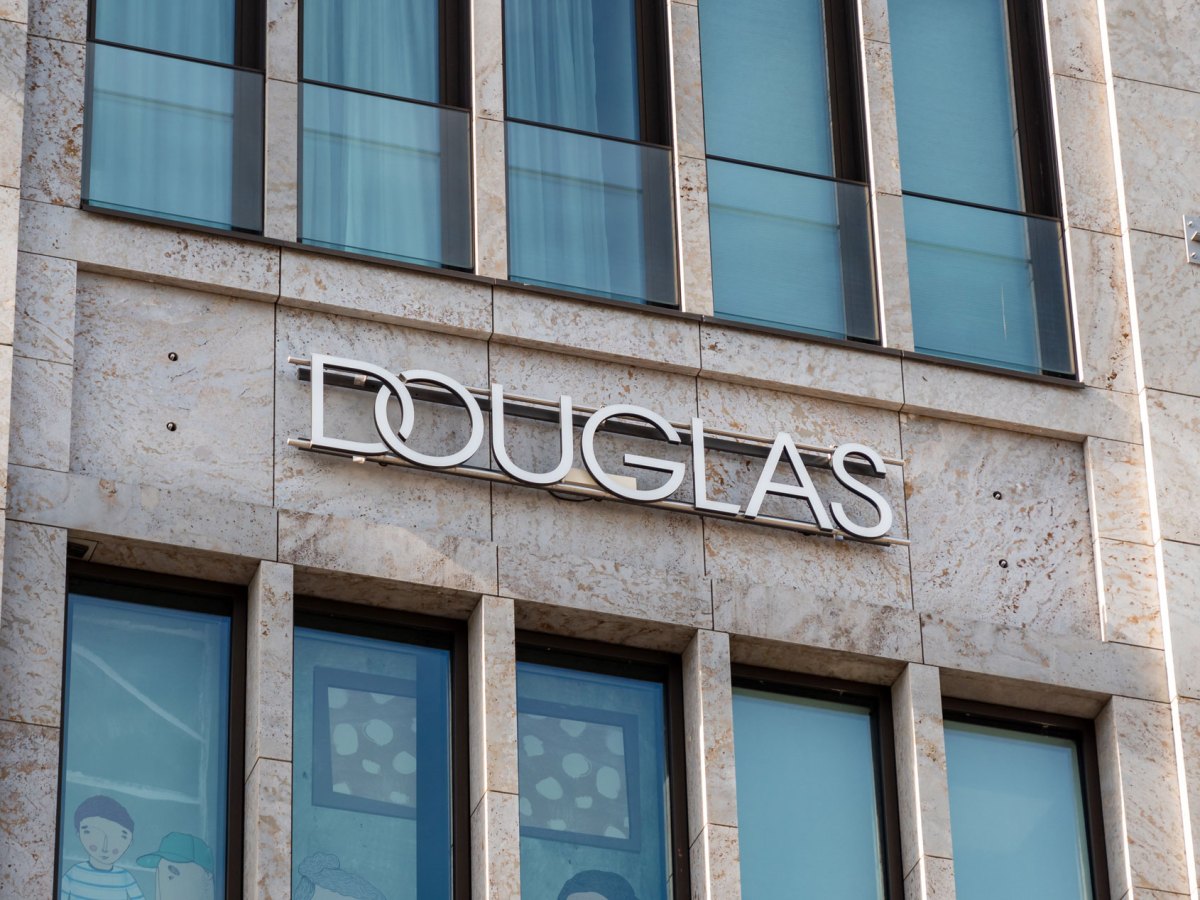Parf&uuml;merie Douglas mit gro&szlig;em Logo