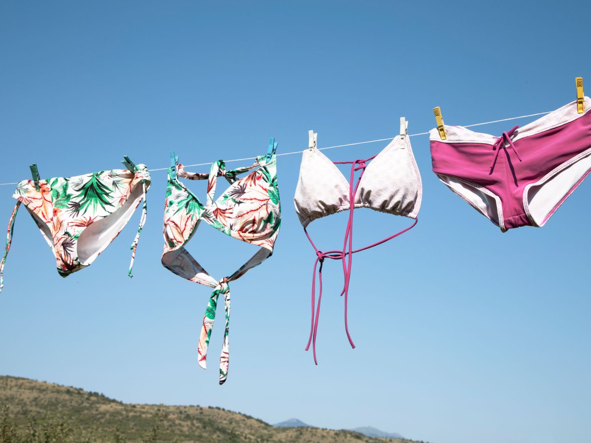 Bikinis, die in der Sonne auf einer W&auml;scheleine trocknen und deren Farben sehr verblasst sind.