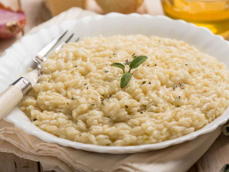 Helles Spargelrisotto auf einem Teller.