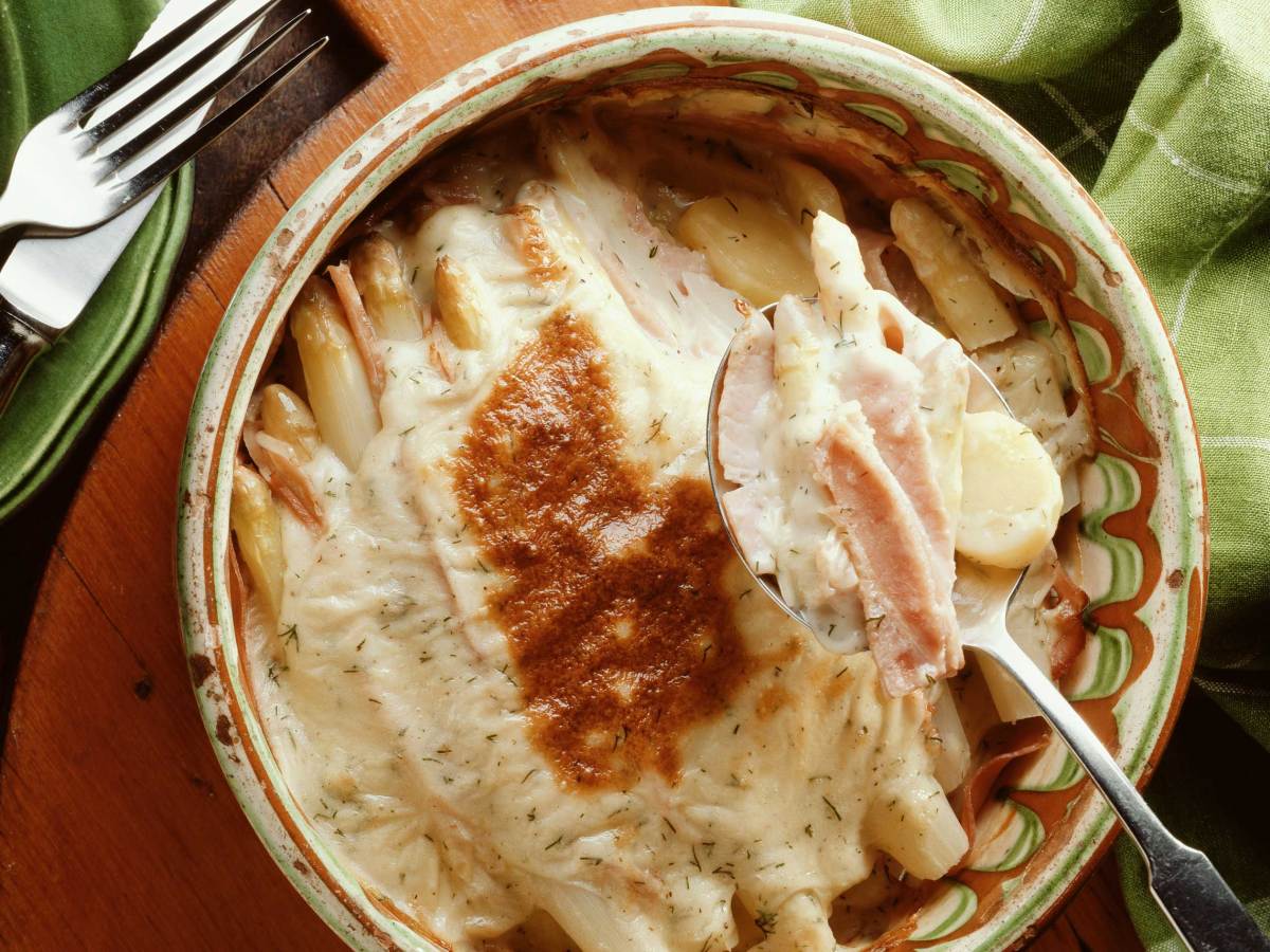 Wei&szlig;er Spargelauflauf mit Schinken.