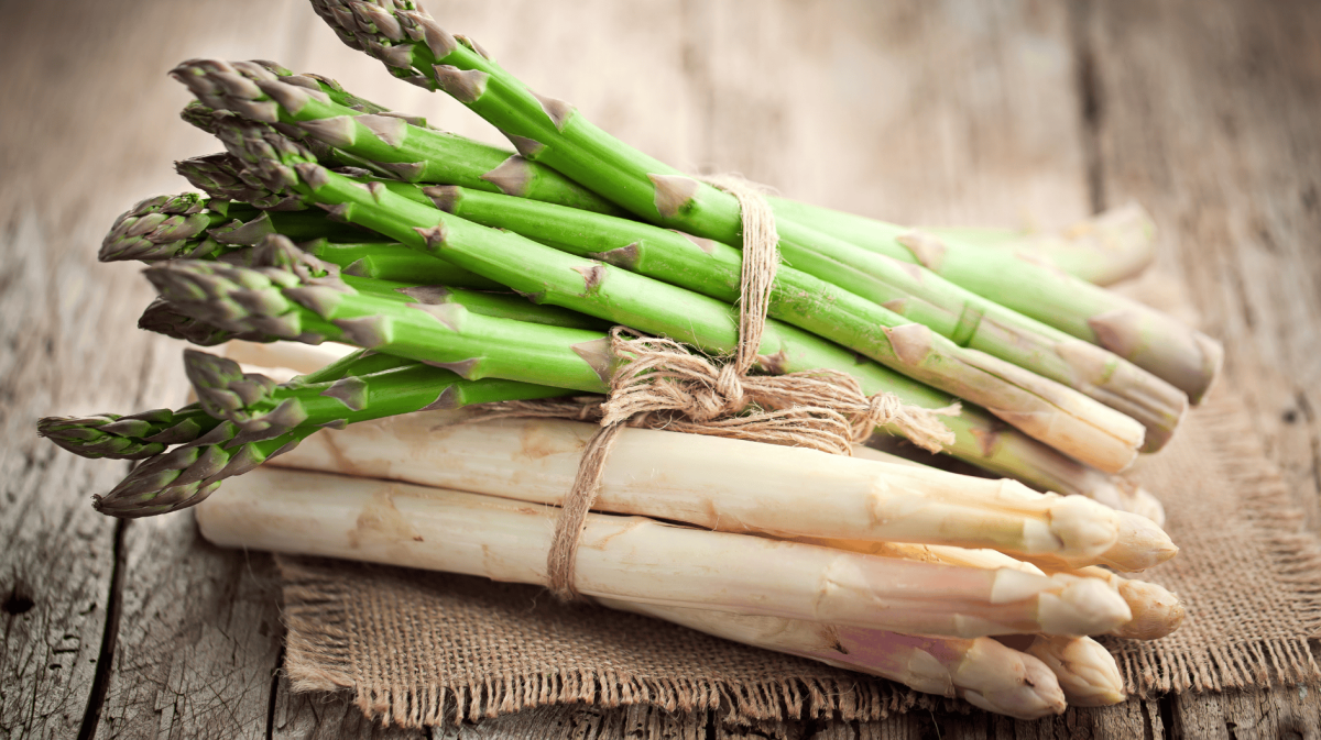 Grüner und weißer roher Spargel.