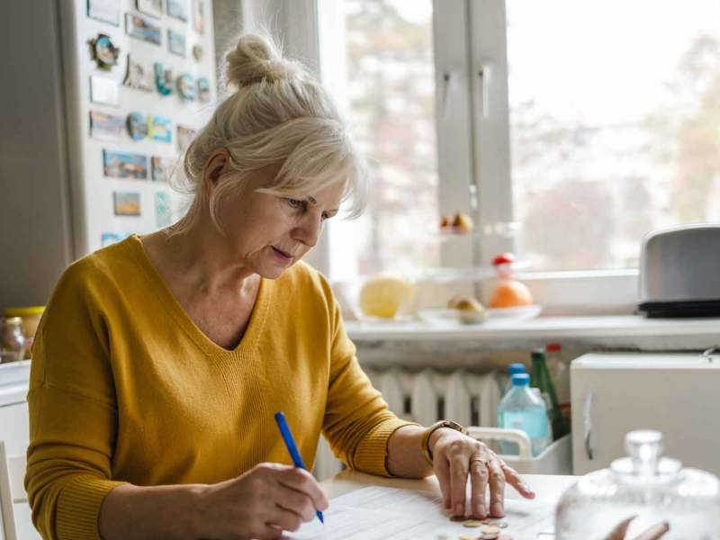 Frau mit Dutt sitzt am Schreibtisch.