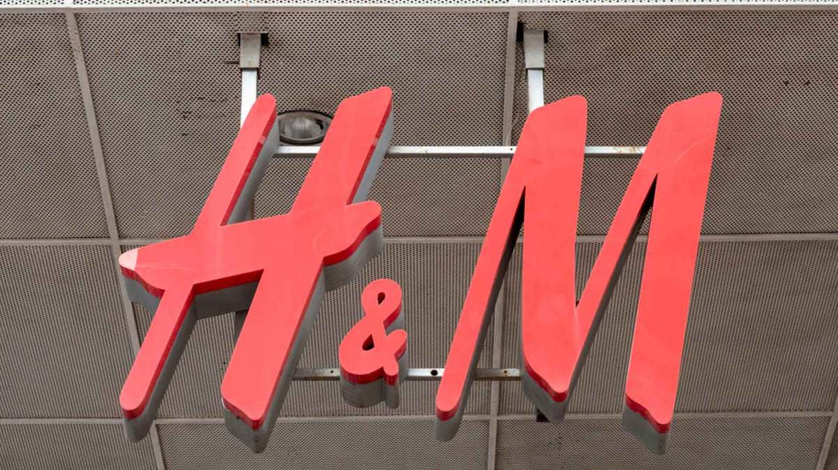 H&M Logo an einem Shop.