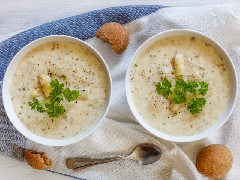 So leicht kochst du eine Spargelsuppe