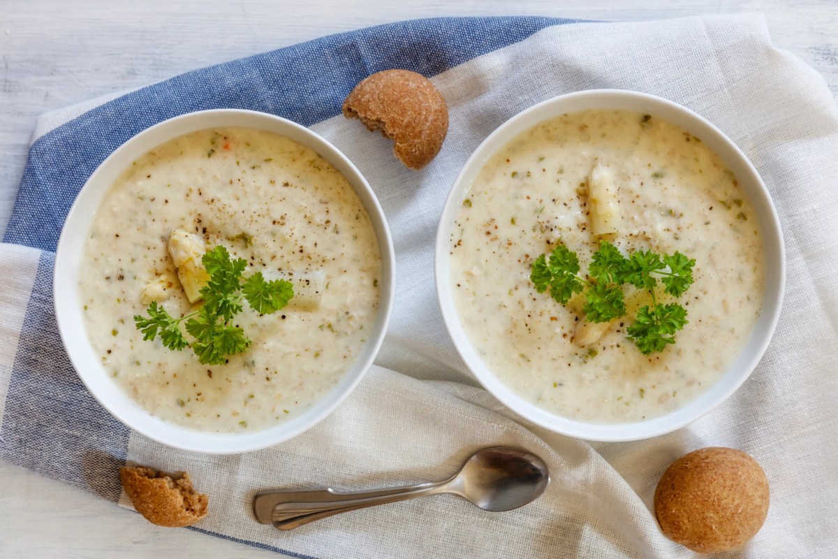 So leicht kochst du eine Spargelsuppe