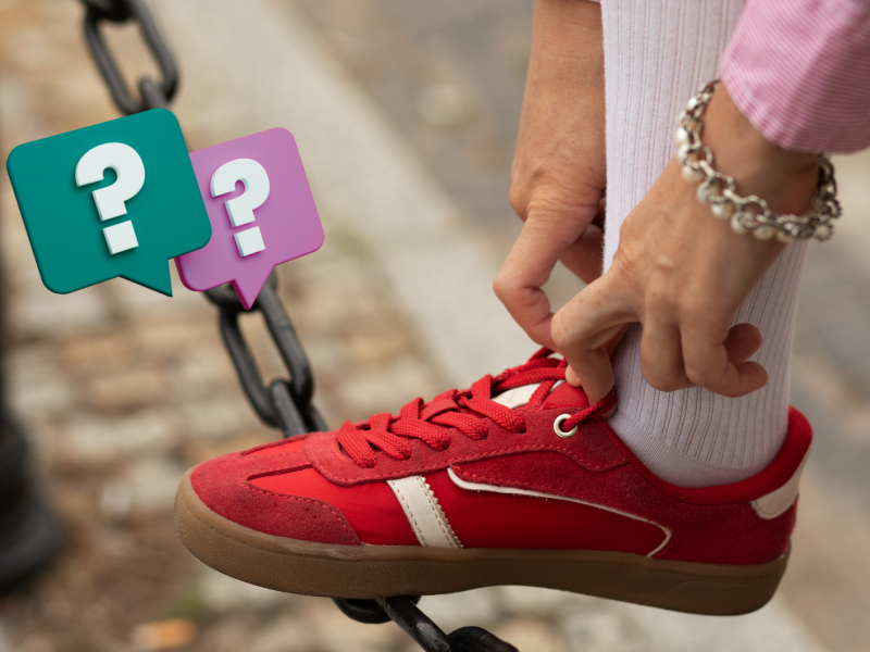 Frau, die sich ihre roten Sneaker schnürt