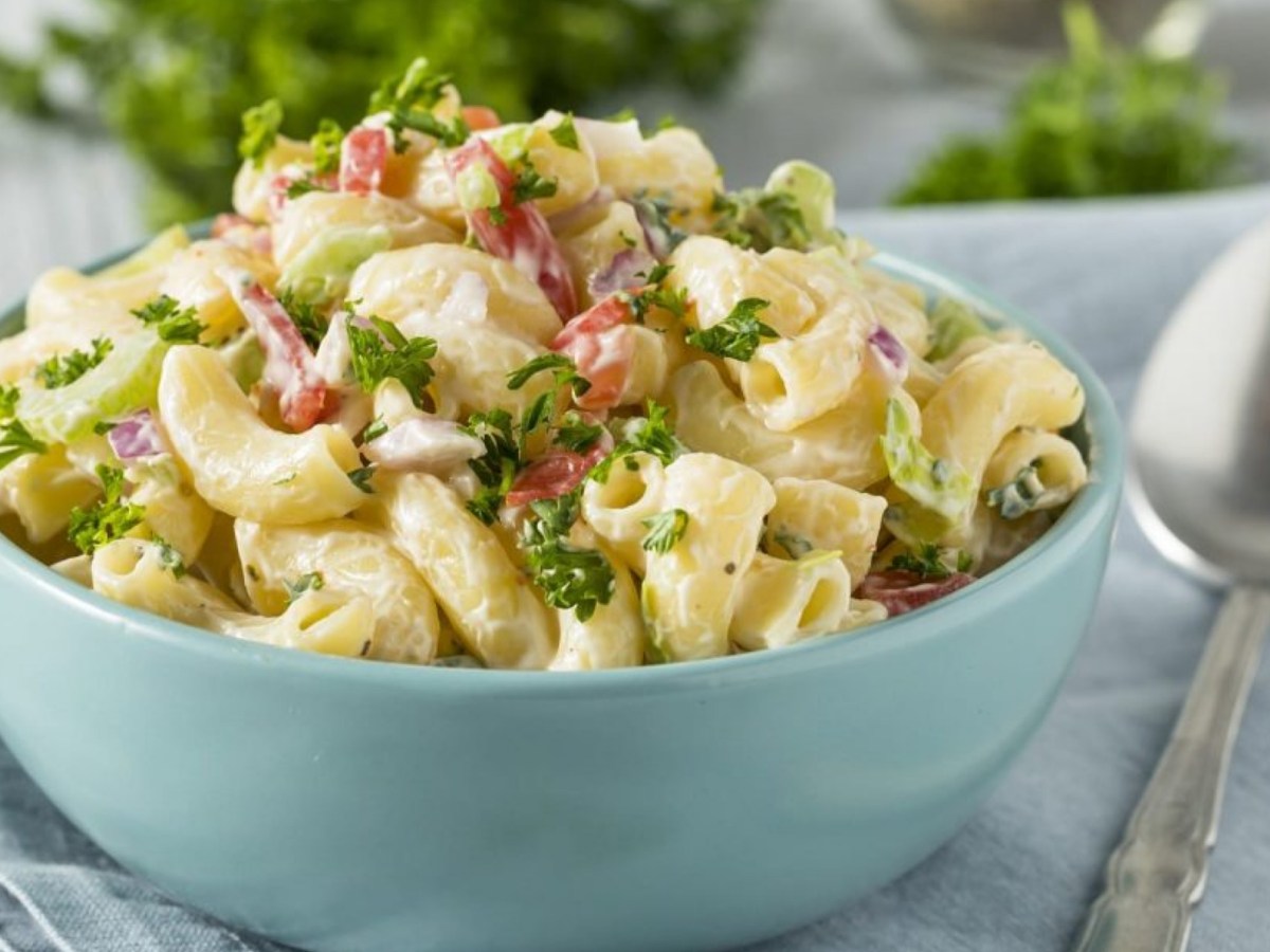 Zum Grillen gibt&rsquo;s unseren &bdquo;Els&auml;sser&ldquo;-Nudelsalat: Besser als der Klassiker!