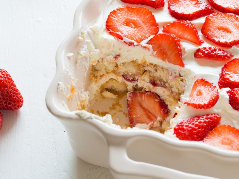 Erdbeer-Tiramisu in einer weißen Auflaufform.