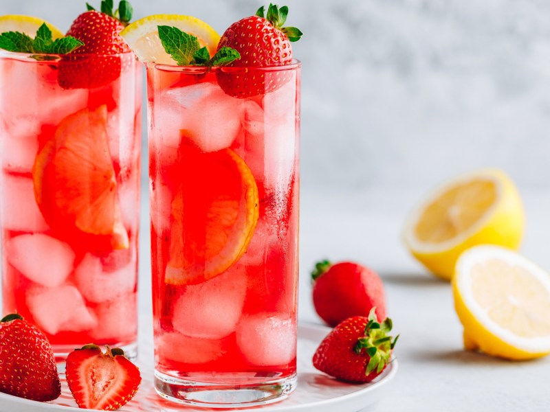 Erdbeerlimonade in zwei langen Gläsern.