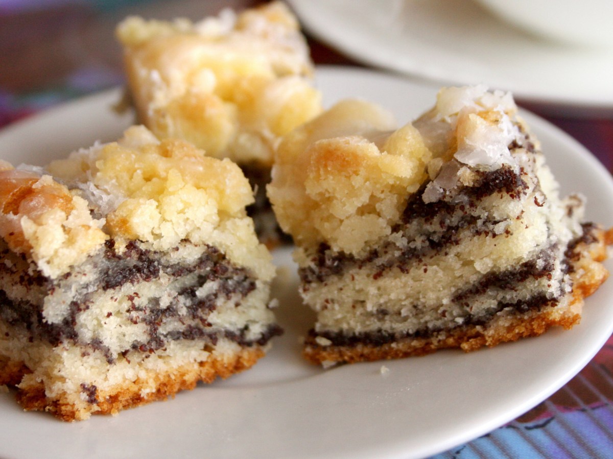 Mohnstriezel auf einem wei&szlig;en Teller.