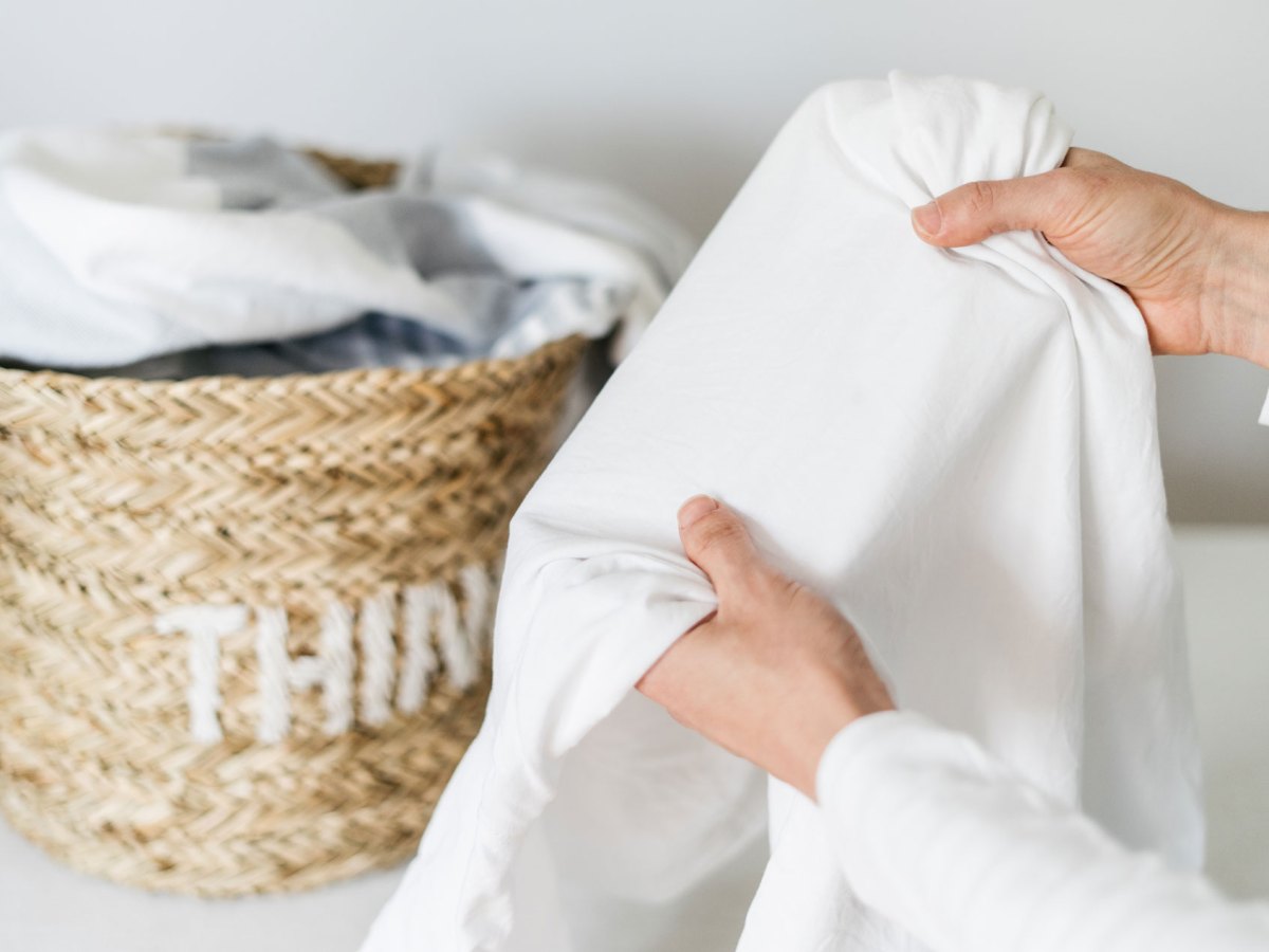 Gelbe Flecken auf weißer Wäsche vermeiden – mit dieser Sonnencreme klappt’s
