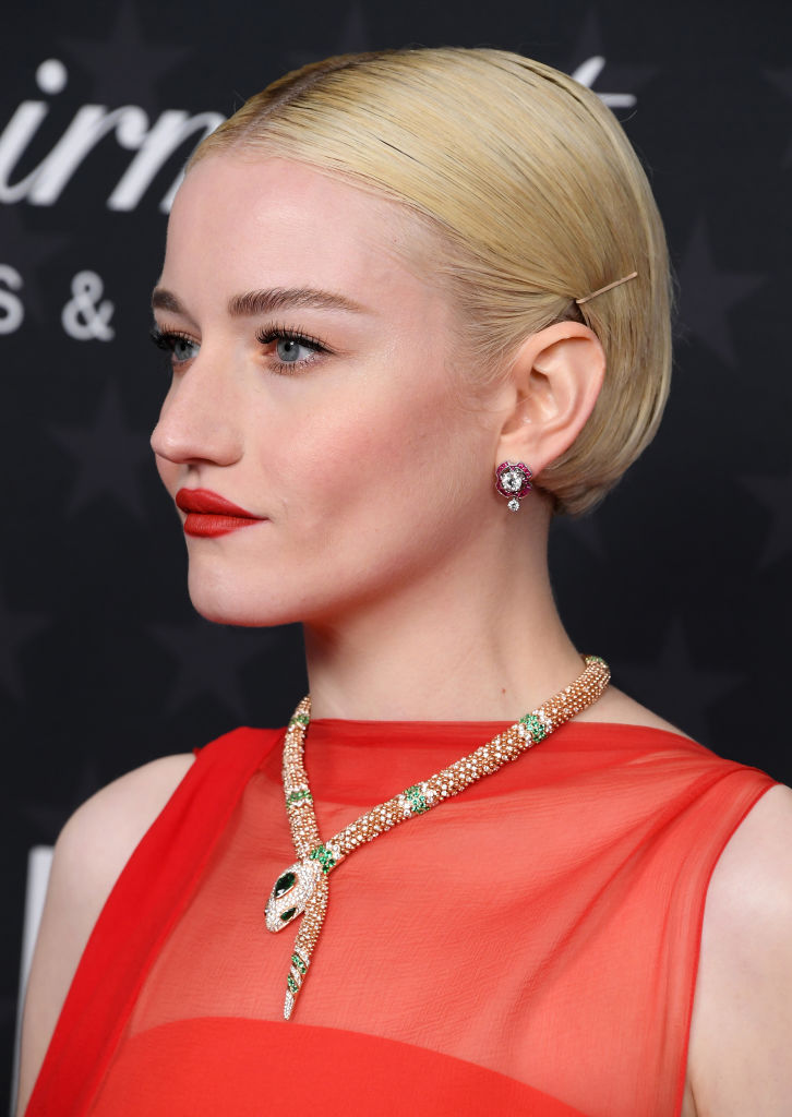 Schauspielerin Julia Garner trägt den Boyfriend Bob mit Mittelscheitel.