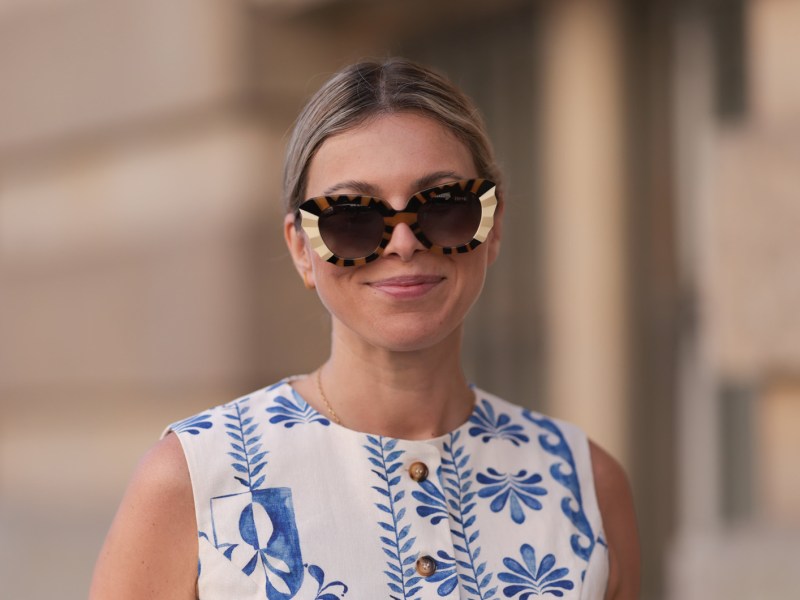 Frau mit Sonnenbrille und einem Baumwoll-Top im Sommer