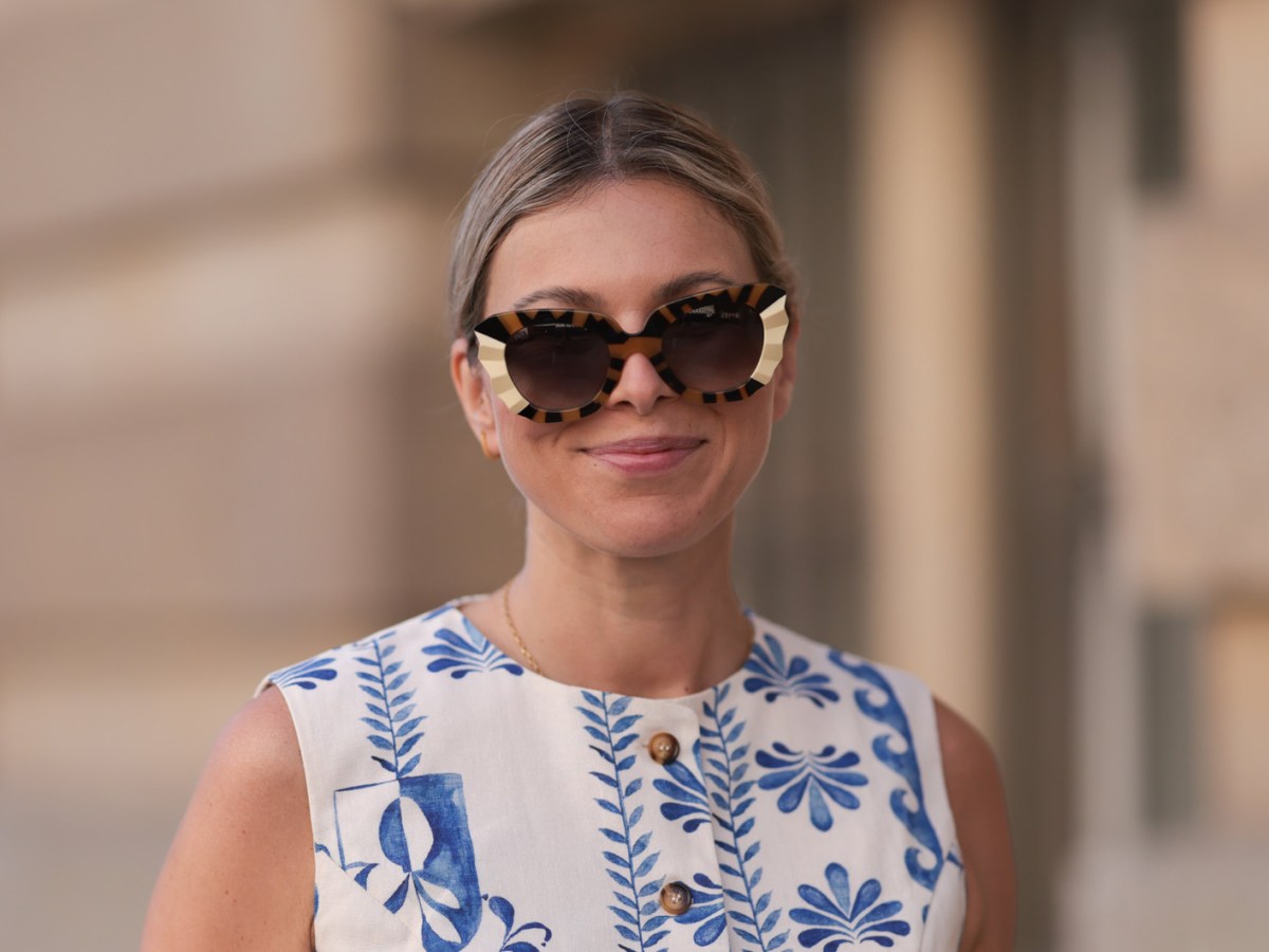 Frau mit Sonnenbrille und einem Baumwoll-Top im Sommer