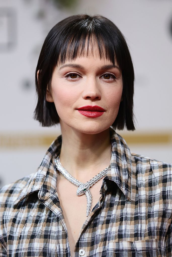 Schauspielerin Emilia Schüle trägt einen androgynen Bob mit Pony.