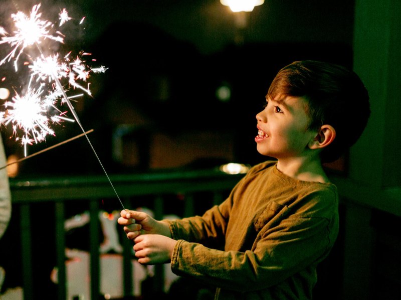 Junge mit einer Wunderkerze.