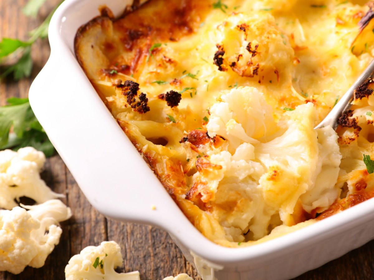 Low Carb schlemmen: Blumenkohl-Auflauf mit Hackfleisch und Käsesoße