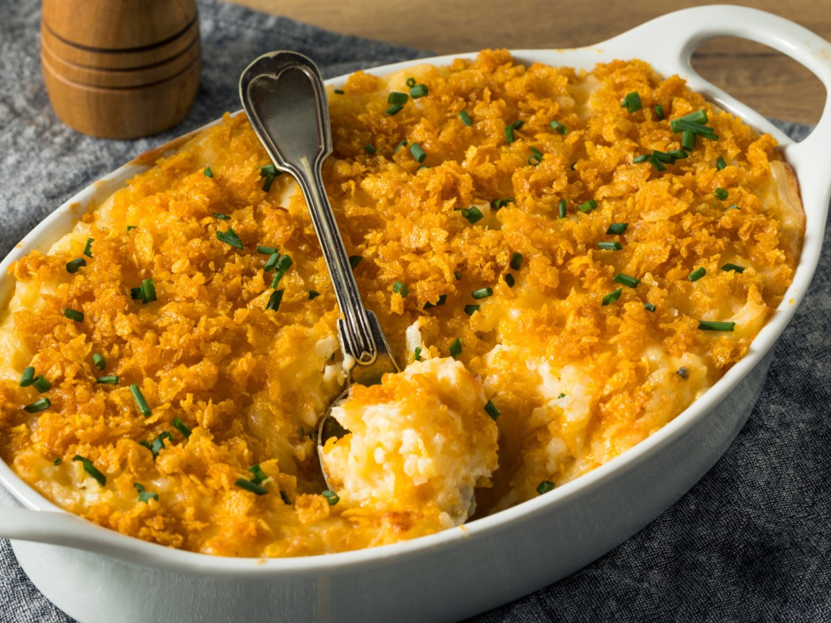 Kartoffelauflauf mit Cornflakes-Kruste in wei&szlig;er Form.