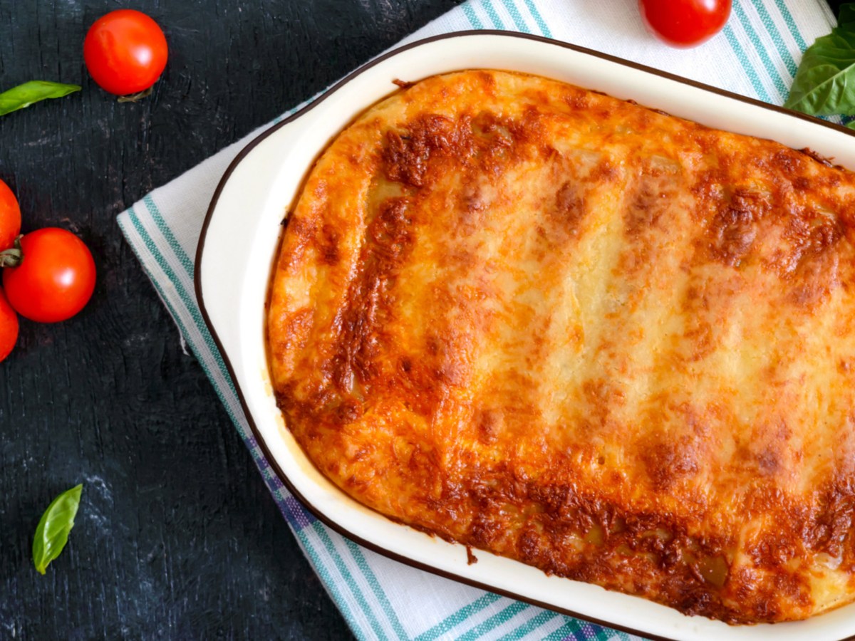 Cannelloni mit K&auml;se &uuml;berbacken in wei&szlig;er Auflaufform.