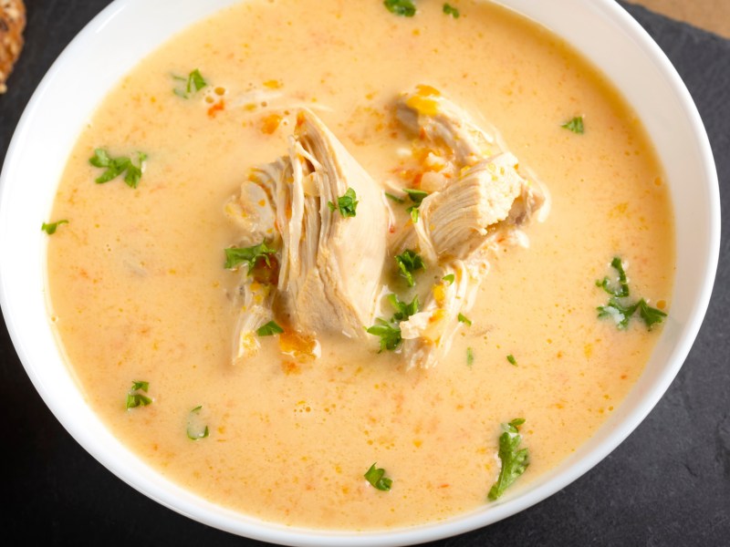 Rumänische Hühnersuppe in einer weißen Suppenschüssel.
