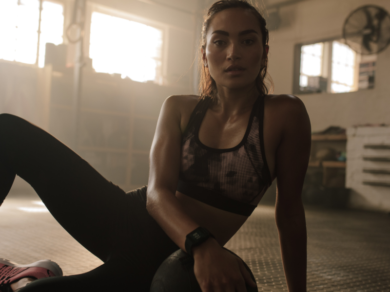 Frau macht eine Pause vom Workout