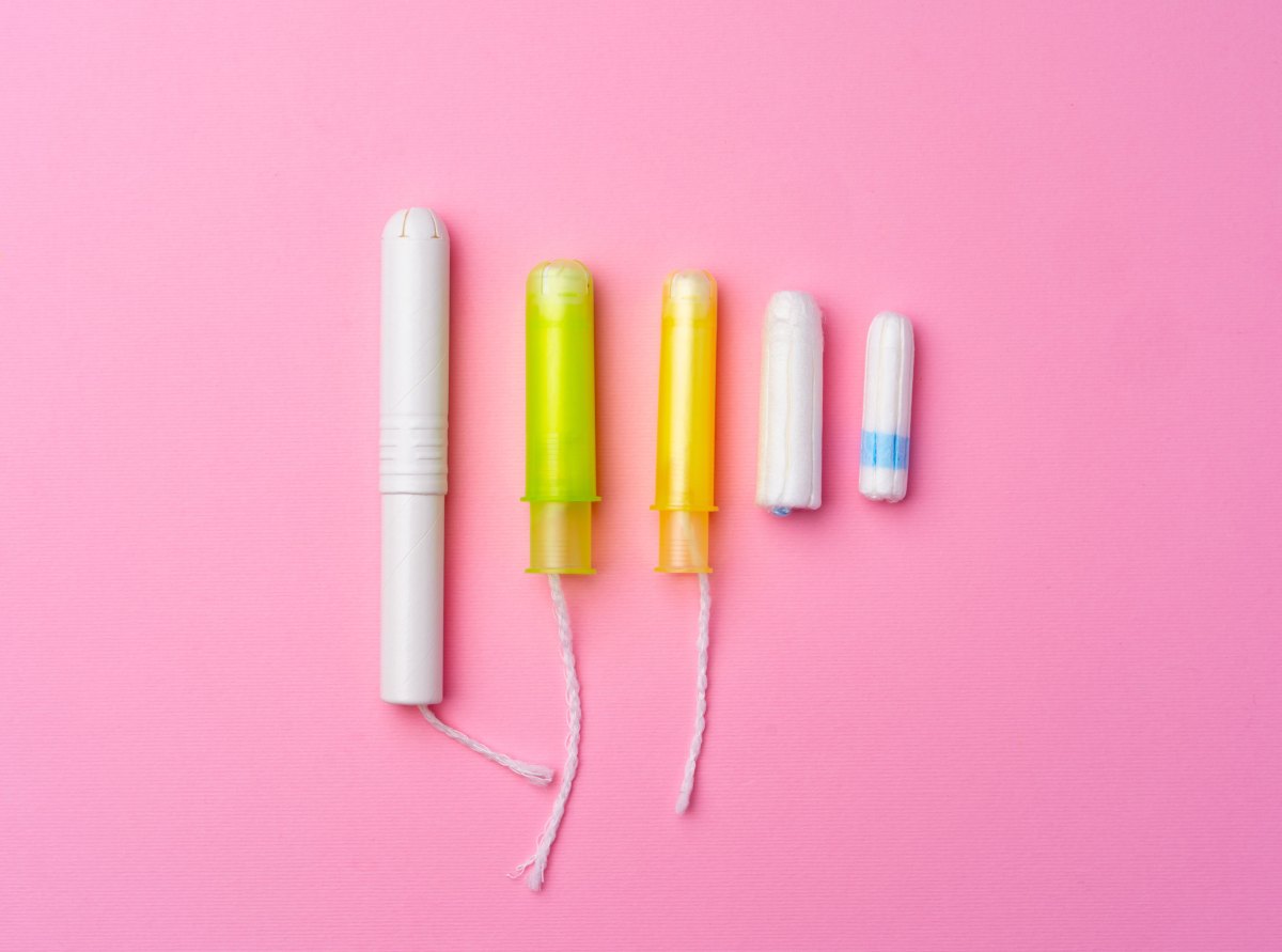 Hygienischer Tampon für Frauen auf rosa Hintergrund
