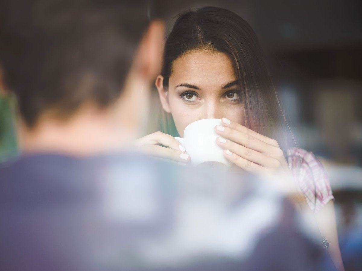 Eine Frau und ein Mann sitzen sich gegen&uuml;ber