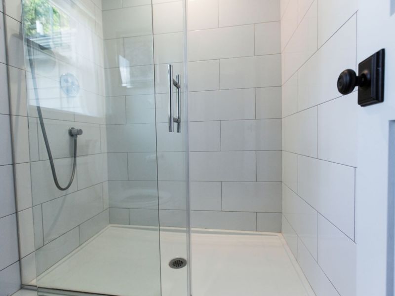 Saubere helle Dusche