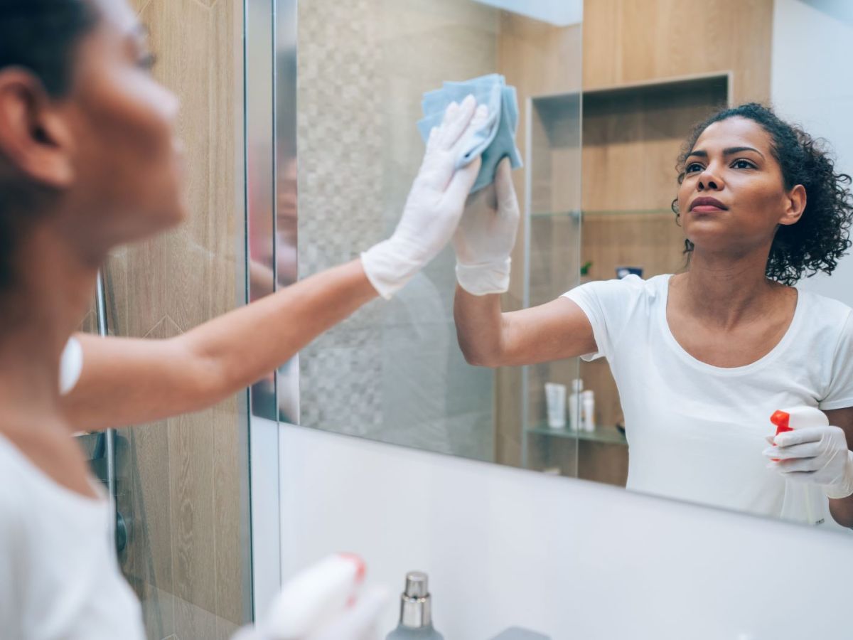 Spiegel putzen für Faule: Dieses Spray ist ein wahrer Gamechanger