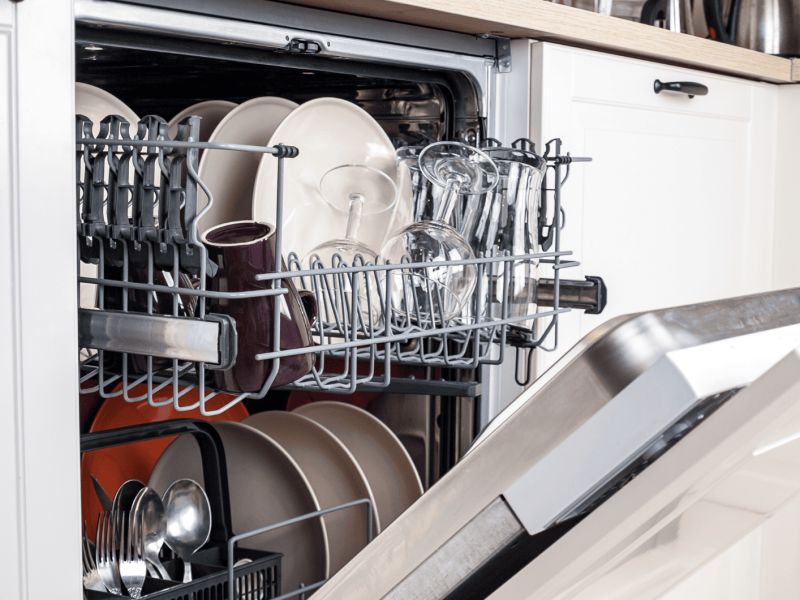 Spülmaschine mit Geschirr und Besteck